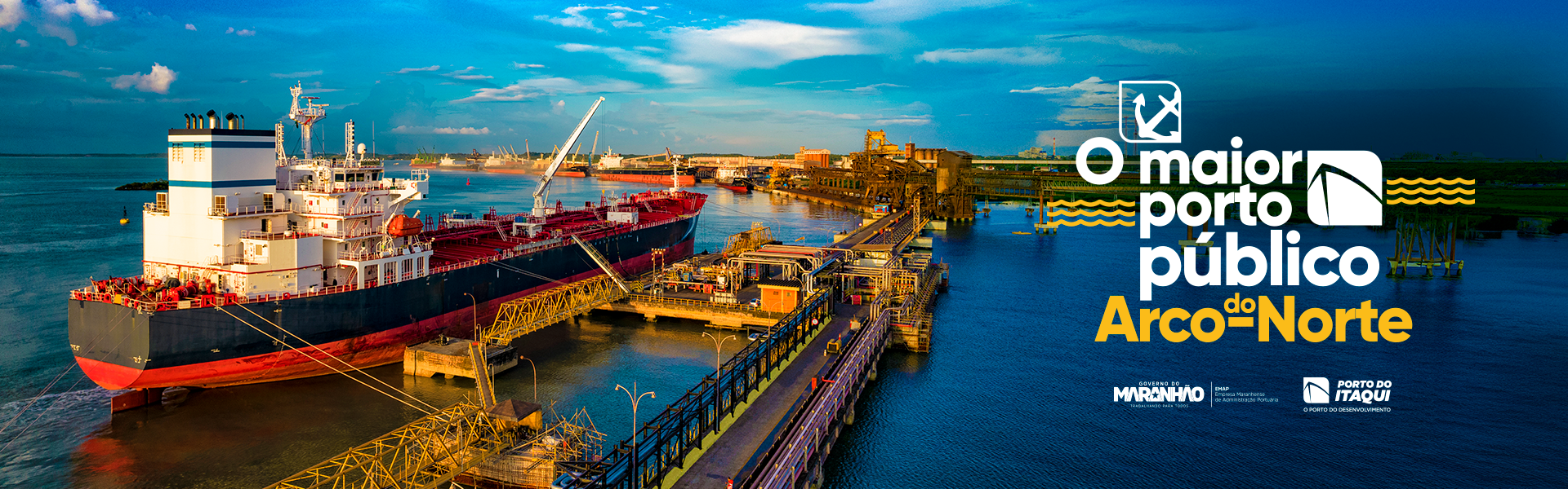 Navio atracado no Porto do Itaqui ao pôr do sol, com destaque para a infraestrutura portuária e a posição estratégica no Arco-Norte.