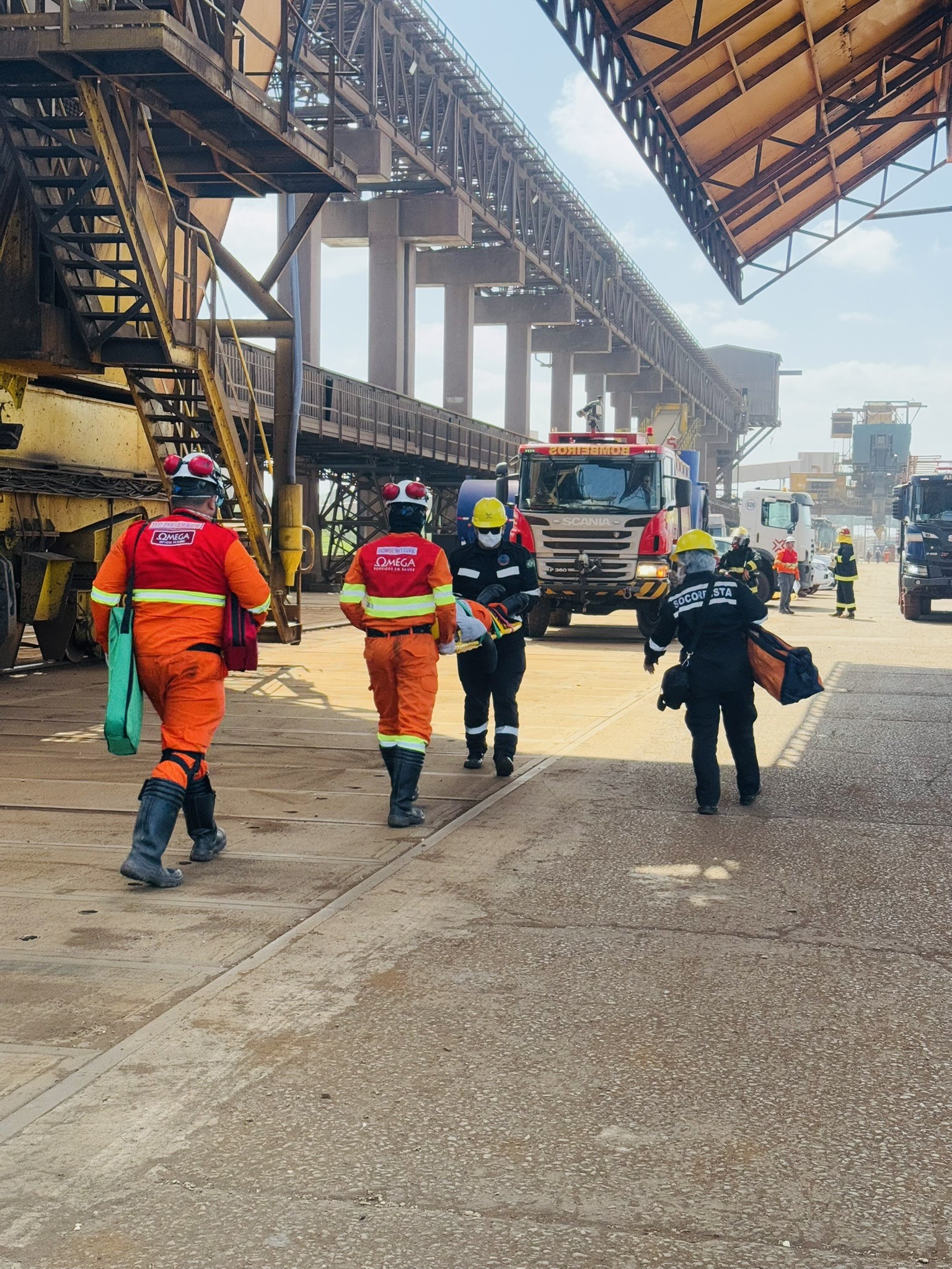 Bombeiros caminhando pela área primária
