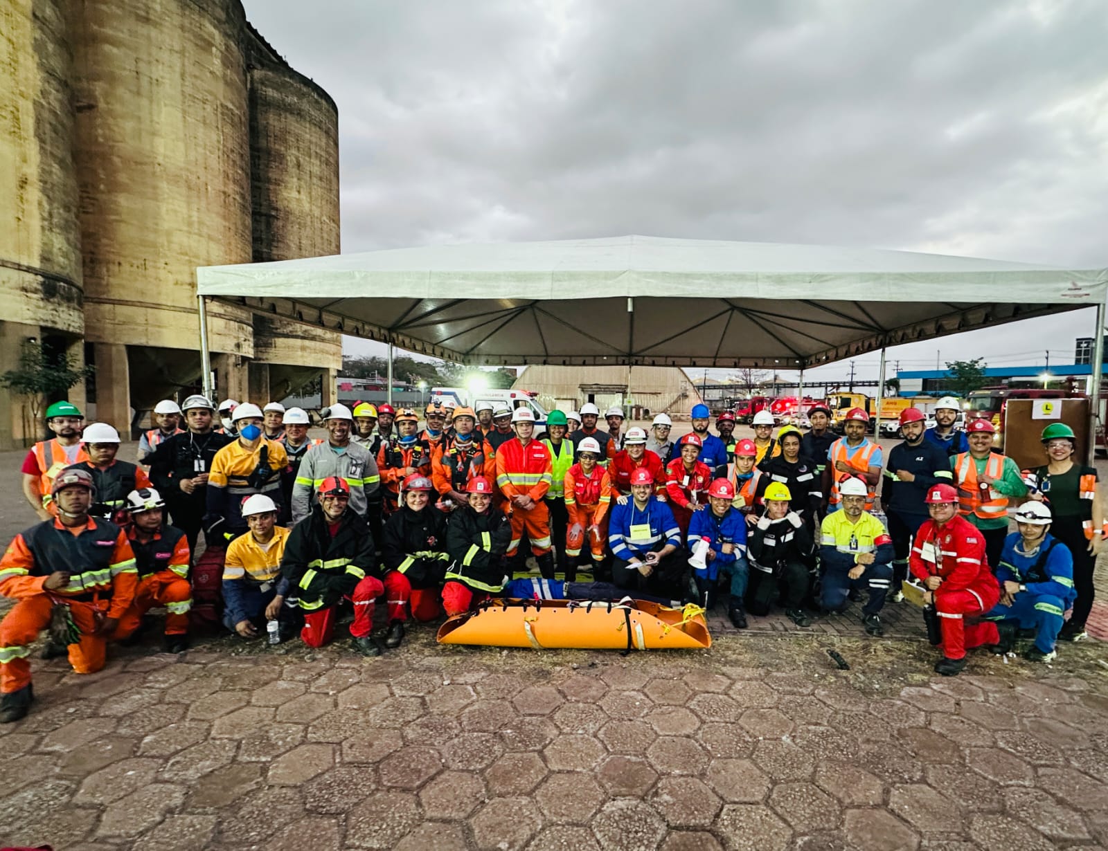 Bombeiros caminhando pela área primária
